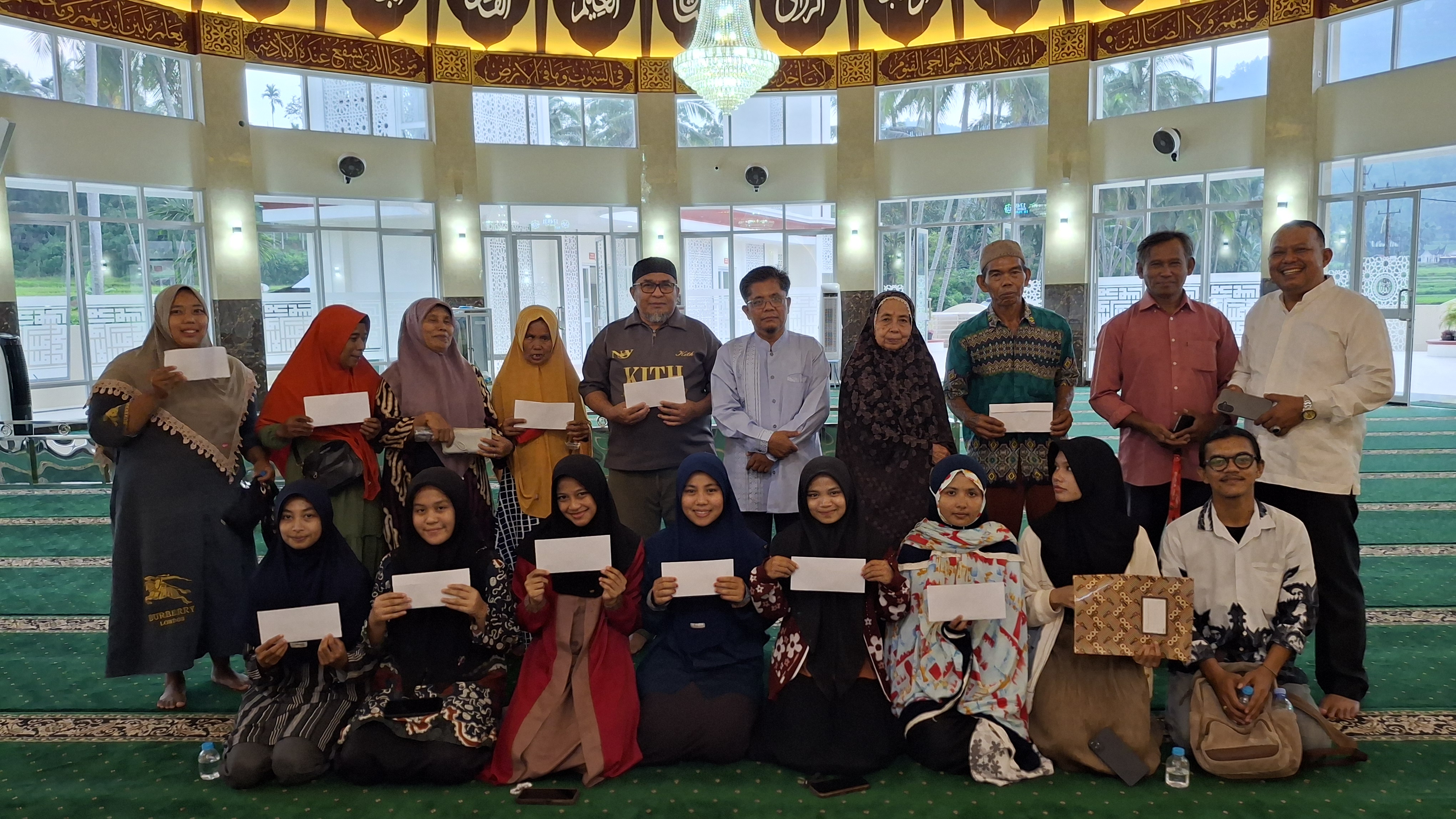 Masjid Az-Zaimah Serahkan Beasiswa kepada 20 Mahasiswa, Wujud Nyata Infak Berbuah Manfaat